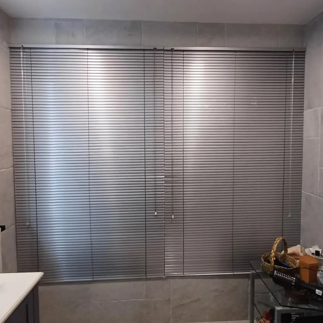 Persianas de aluminio instalada por Full Roller