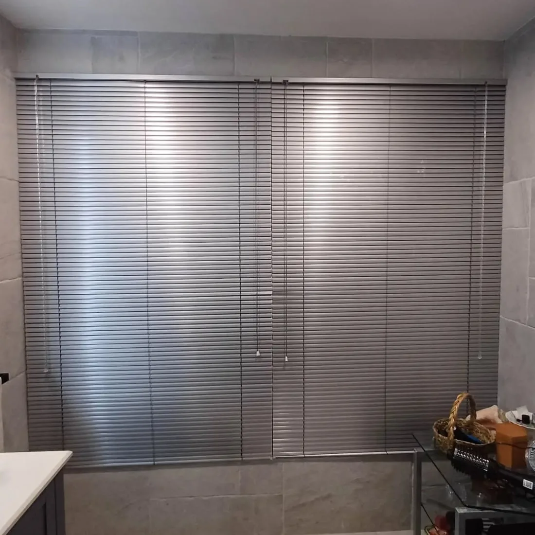 Persianas de aluminio instalada por Full Roller en casa de un cliente