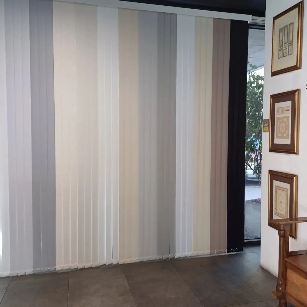 Cortinas verticales instalada por Full Roller en casa de un cliente